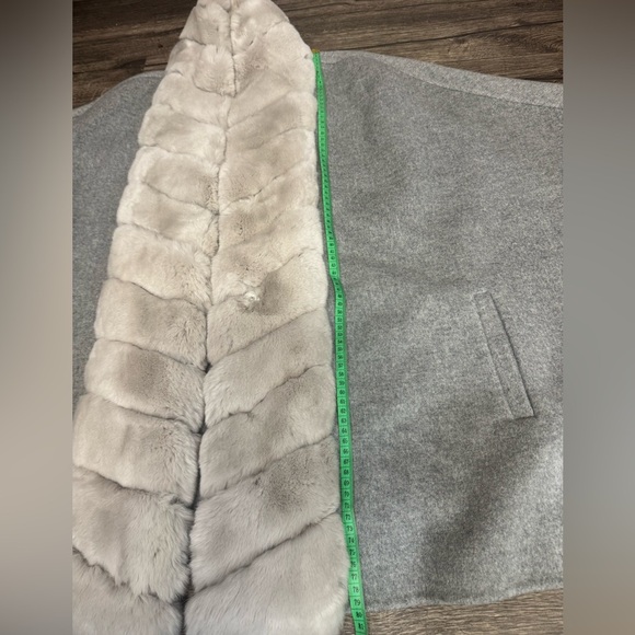 GORSKI Gray Cape with Plush Fur Trim - Picture 6 of 15